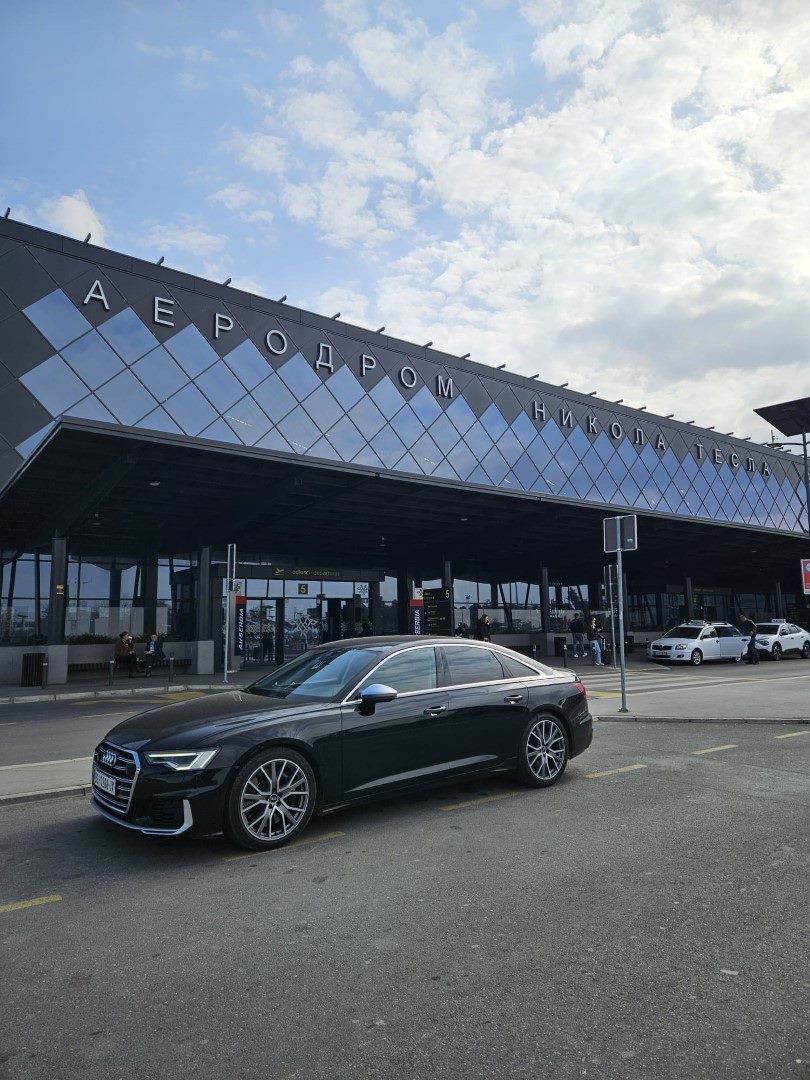 Premium vozilo za aerodromsko preuzimanje ispred Aerodroma Nikola Tesla Beograd